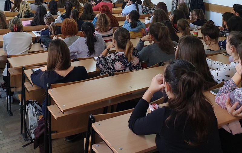 Școlile și liceele de stat au cu 111.000 de elevi mai puțin decât în 2015. Peste 4.400 de clase „s-au evaporat” în patru ani