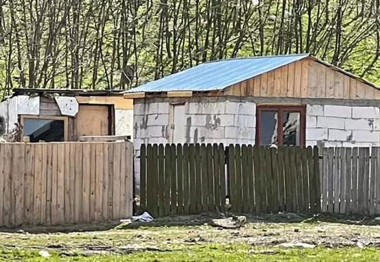 Casa neterminată în care locuiește Sergiu. Foto: Bună Ziua Iași