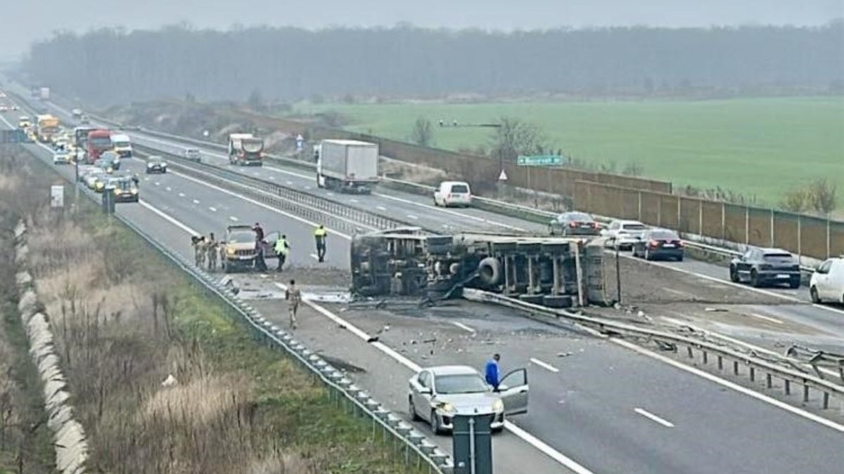 un TIR răsturnat în mijlocul autostrăziii