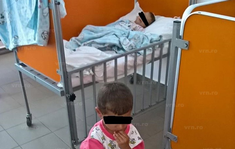 Cei trei copilași abandonați în casă de părinți au ajuns la spital | Erau flămânzi și deshidratați