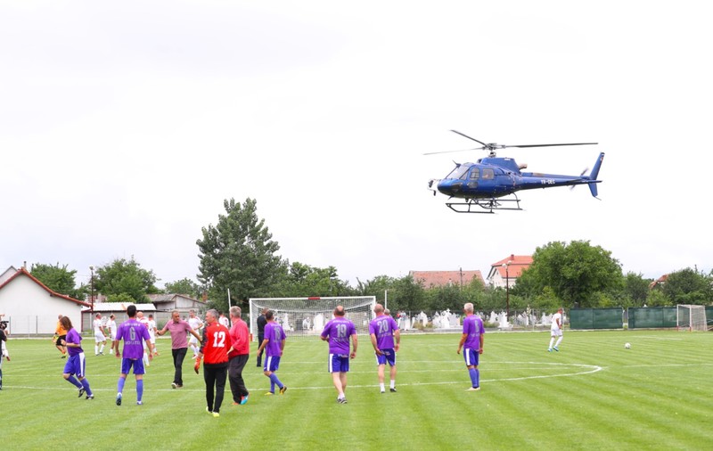 Primăria unei comune din Timișoara, care a adus mingea de fotbal cu un elicopter la inaugurarea stadionului, a fost amendată. Ce sumă trebuie să plătească