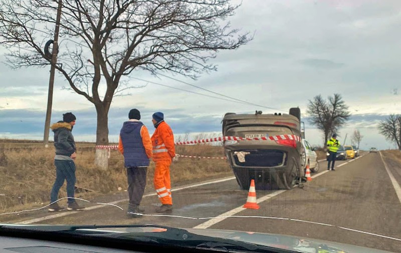 Un tânăr care trebuia să fie în carantină s-a răsturnat cu mașina în Suceava. Era băut, nu avea permis și nici cauciucuri de iarnă