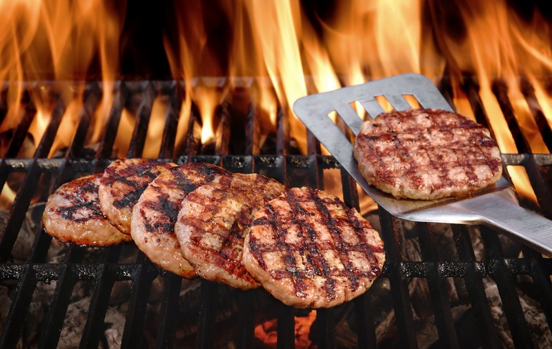 Ce se întâmplă dacă pui un cub de gheață pe carnea de pe grătar. Trucul unui bucătar celebru