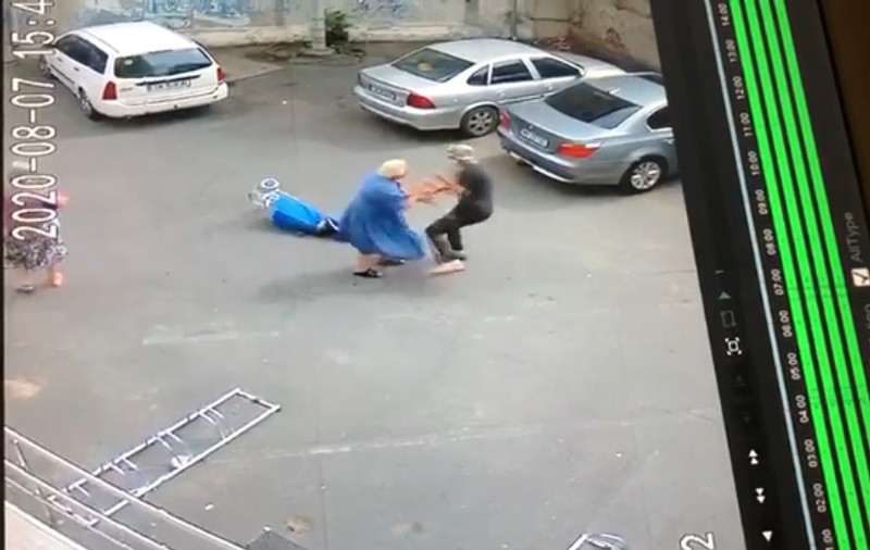 VIDEO | O bătrână a fost tâlhărită la Timișoara. Hoțul i-a smuls lanțul de aur de la gât