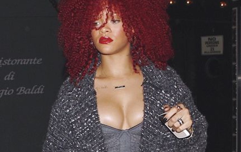 Rihanna se dezbracă pentru Armani