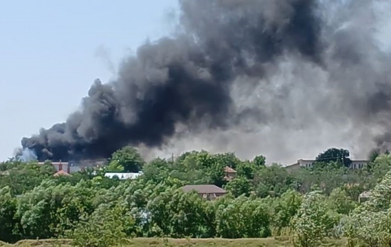 Incendiu violent la o fabrică de oțet din județul Galați: este pericol de explozie, flăcările se apropie de un depozit de butelii