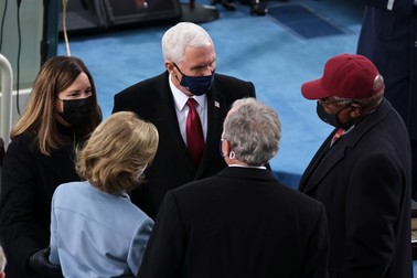 Vicepreședintele Mike Pence, alături de soția sa, Karen, discută cu George W. Bush FOTO: EPA