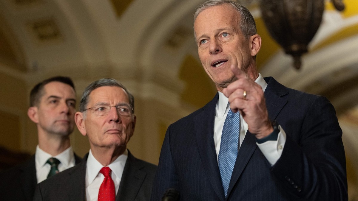 John Thune, în prim-plan, liderul majorității republicane din Senatul SUA Foto: Profimedia