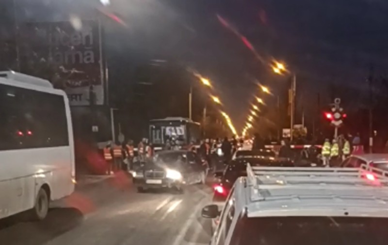 Un autobuz s-a defectat și a rămas blocat pe calea ferată, pe șoseaua Petricani. ISU: „Nu erau pasageri în interior”