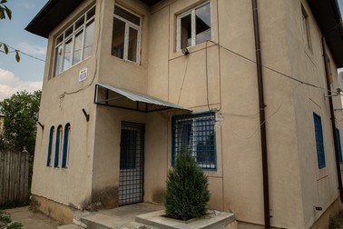 Pe lângă lacătul de pe uşă, sediul Poliţiei Dioşti are şi termopane