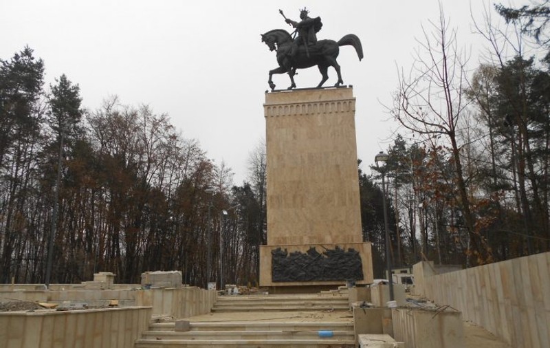 Statuia lui Ștefan cel Mare din Suceava a fost vandalizată. Cum au fost surprinși mai mulți tineri în apropierea monumentului / VIDEO