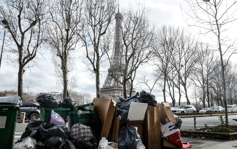 Parisul, sufocat de gunoaie. Angajații firmelor de salubritate sunt în grevă de o săptămână
