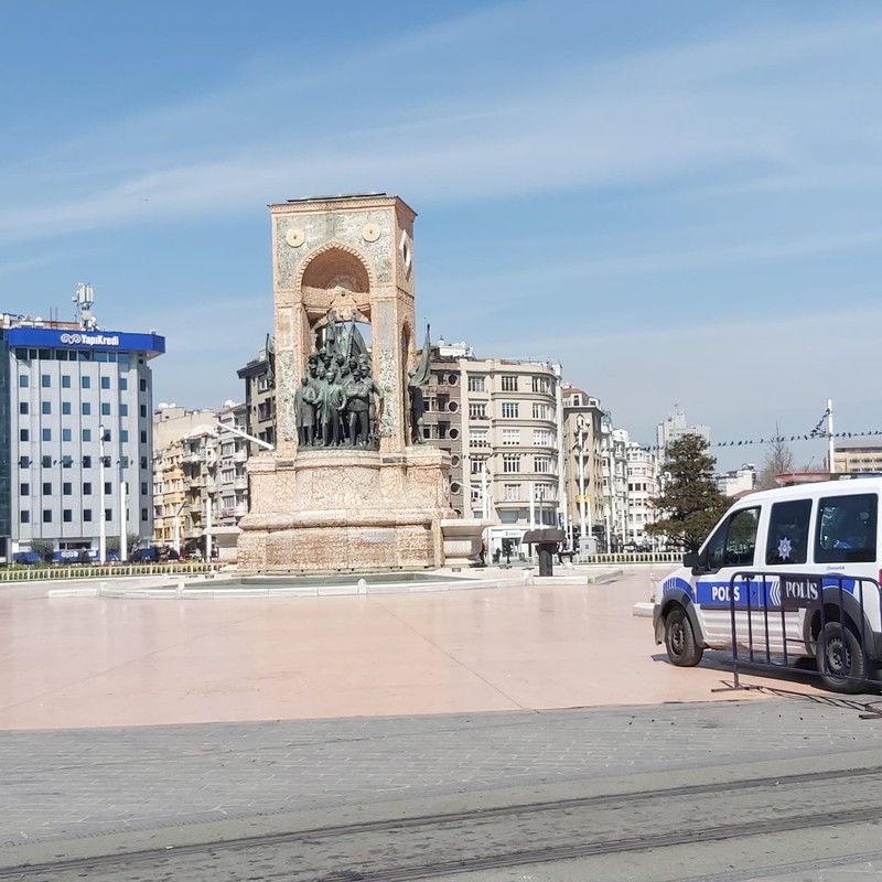 Celebra Piață Taksim din Istanbul este acum pustie. Doar polițiștii sunt pe străzi