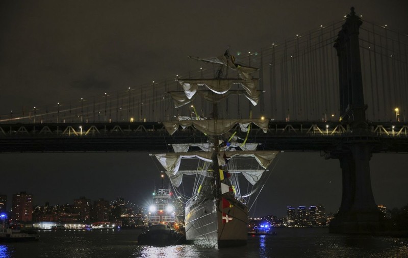O navă-școală a marinei mexicane a lovit podul Brooklyn din New York. Cel puțin 2 persoane au murit