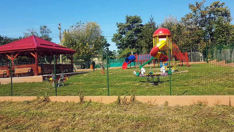 Părculeţul din Măineasca a costat 92.000 de euro şi nu are mai mult de un foişor, câteva balansoare şi un ansamblu de tobogane