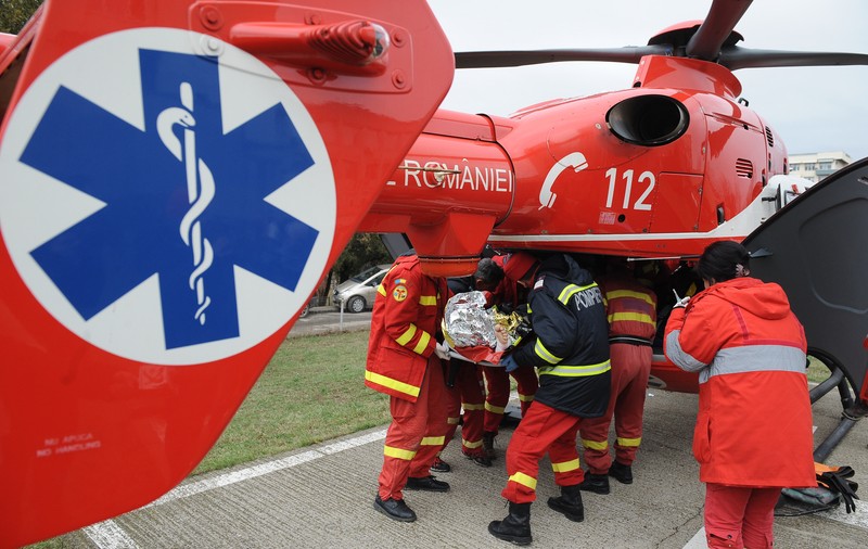 Femeie din Arad, grav rănită într-o explozie din locuința sa. Medicii au trimis-o direct la București, cu un elicopter SMURD