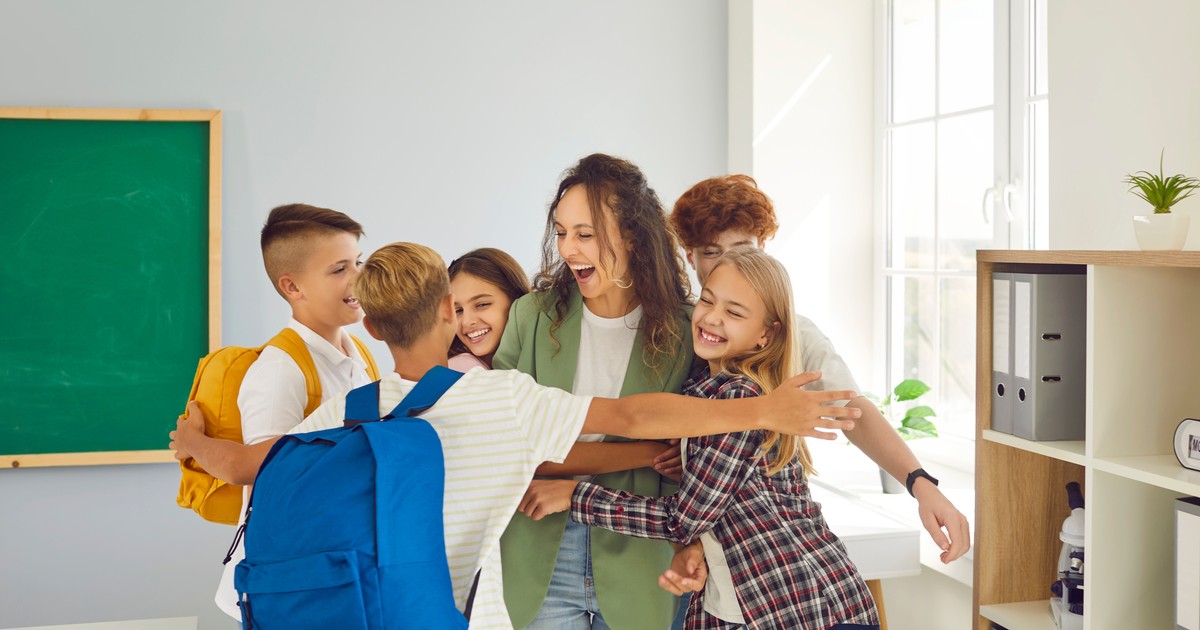 Profesoara care isi imbratiseaza elevii