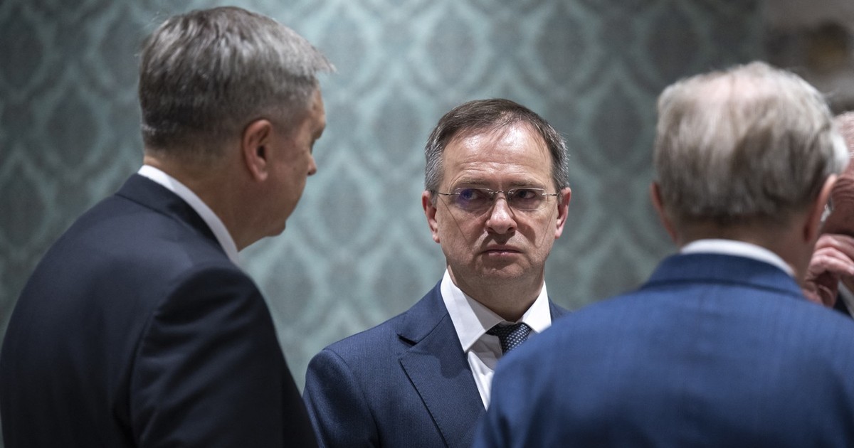 Vladimir Medinski (în centrul imaginii), în mijlocul unor negociatori ruși aflați la Istanbul Foto: Profimedia