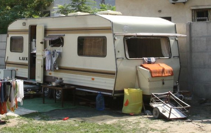 Bandiţii au prădat o rulotă de mai multe ori, până când l-au scos din minţi pe proprietar 
