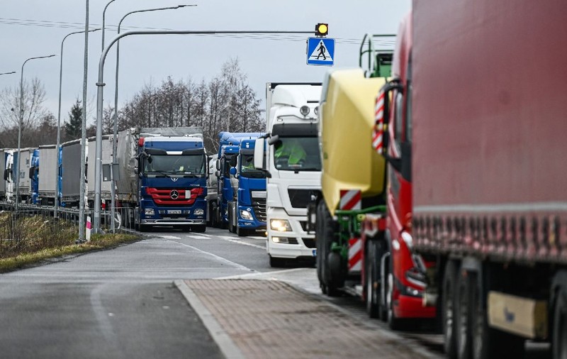 21 de șoferi de TIR, majoritatea străini, trași pe dreapta și amendați pentru că au ignorat o restricție impusă pe autostrada B10 din Germania