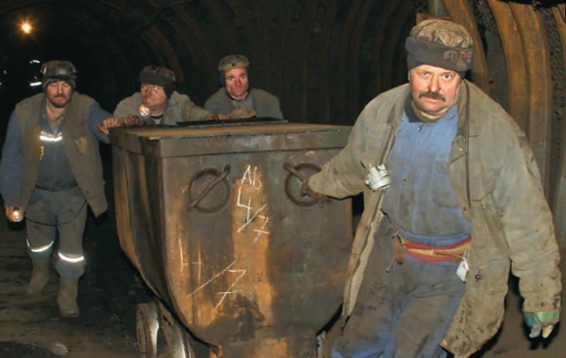 Minerii muncesc ca acum 80 de ani