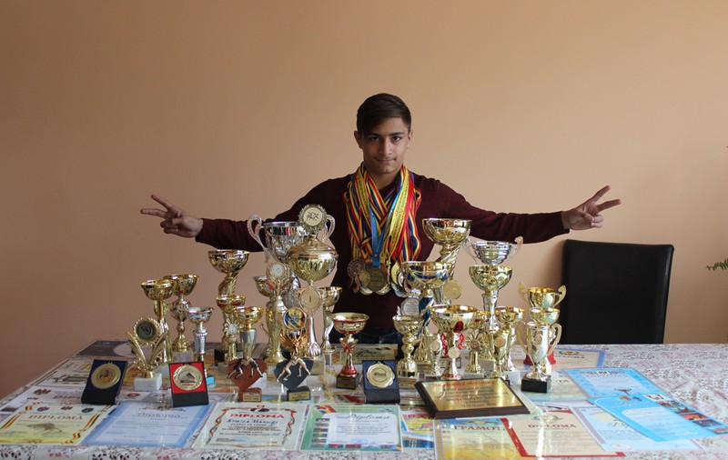 Campionul născut din sărăcie! A adunat trei kilograme de medalii