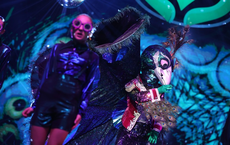 Păunul, noua mască de la „Masked Singer România”, sezonul 2. Ce indicii noi a oferit Fluturele