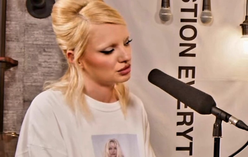 Alexandra Stan nu se sfiește să se îmbrace de la second hand: „Uite, tricoul acesta! Fiecare are o poveste, asta nu percep românii”