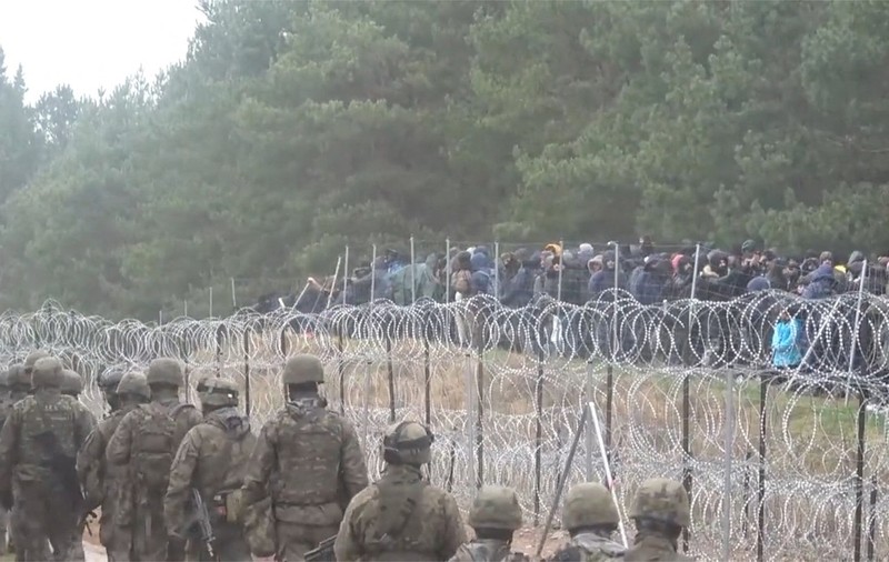 „Incident major". Polonia acuză Belarusul că a adus sute de migranți la graniță și că încearcă forțarea frontierei UE
