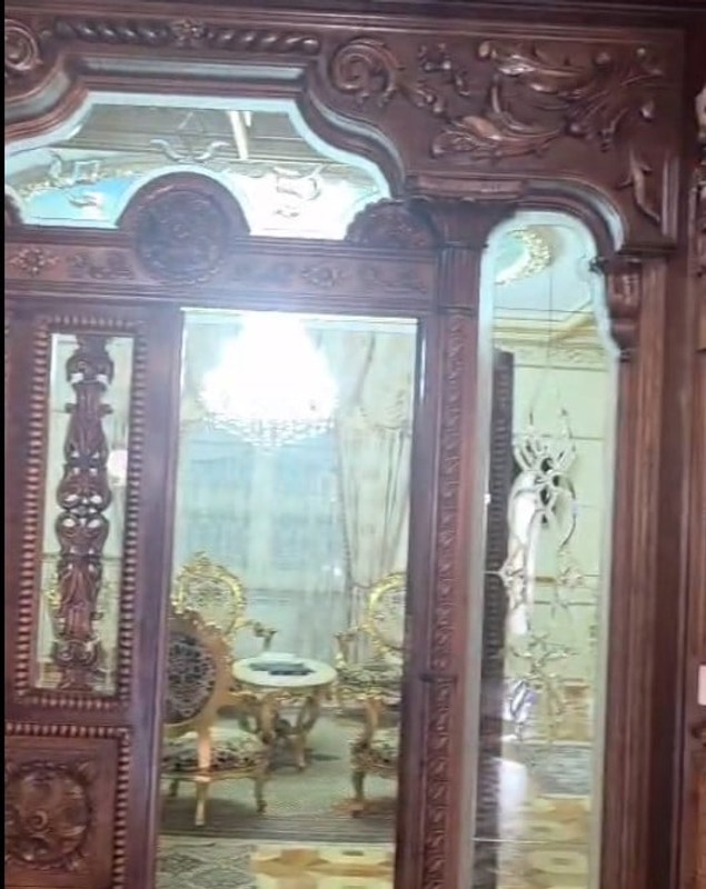 Cum arată în interior palatul lui Gradu Cârpaci, acuzat în Germania că a forțat un român să îi doneze un rinichi. A copiat interioare și picturi de la Castelul Peleș