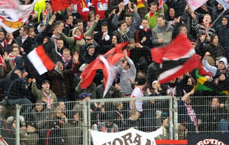 Un suporter al lui Standard Liege a murit, după ce a căzut în cap din tribună