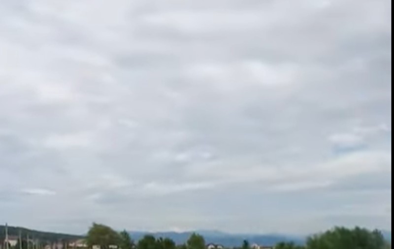 VIDEO|  Cursă nebună pe străzile din Baia Mare. Un șofer teribilist, la un pas să fie spulberat de un autotren