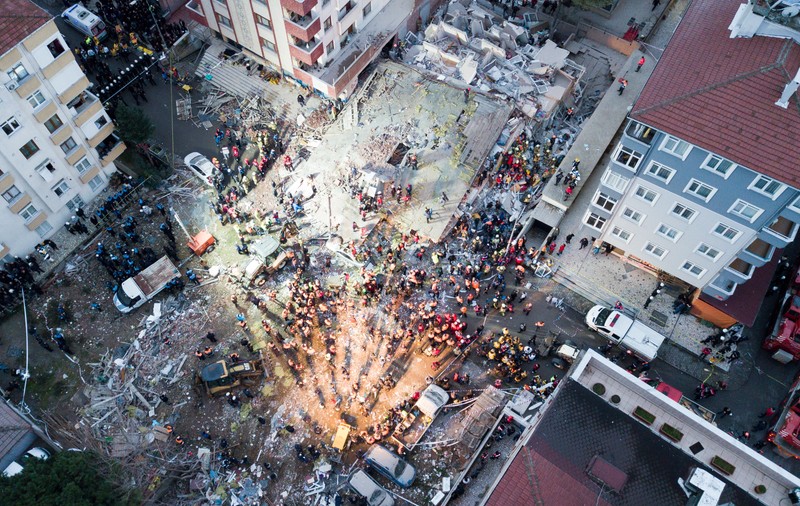 VIDEO | Bilanţul morţilor prăbuşirii unei clădiri cu opt etaje la Istanbul a crescut la 21