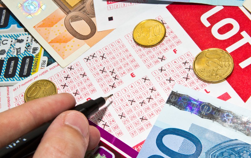Italian arestat, după ce i-a furat unei femei un loz câștigător de 500.000 de euro. Cum a fost prins