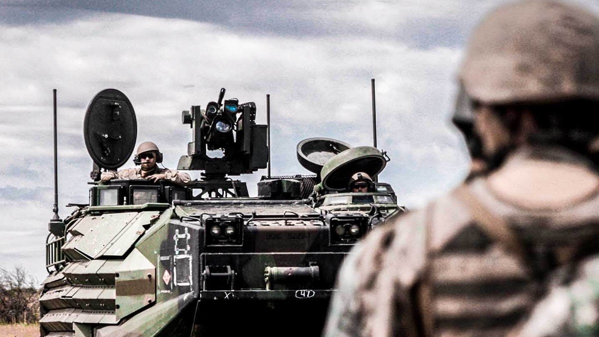 Militari români și americani se antrenează cu vehicule americane de asalt amfibiu AAV 7, o nouă achiziție a MApN.