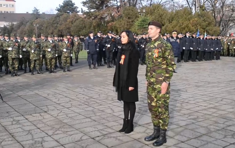 Un militar și-a cerut iubita în căsătorie la parada de Ziua Națională, în Oradea