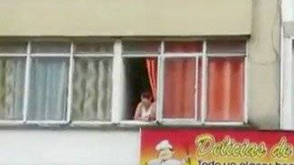 A aruncat cu bani de la balcon și a stârnit haos pe stradă