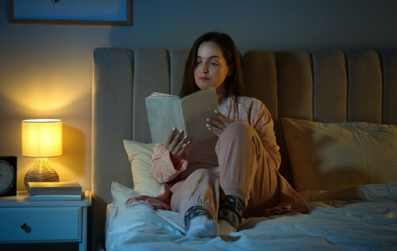 De ce ar trebui să înlocuim telefonul cu o carte, înainte de culcare