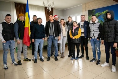 Poza de grup de la înfiinţarea unei fililale a partidului într-un bar din satul Giurcani