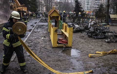 O dronă rusească a lovit complexul educațional Umka Grand din regiunea Kiev. Foto: Getty Images