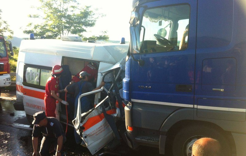 Şofer reţinut pentru 30 de zile, după ce a provocat un accident în urma căruia au murit trei oameni 