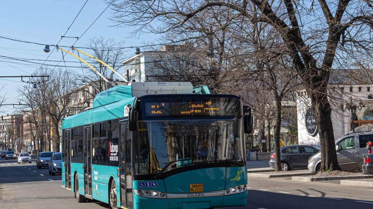 Un troleibuz circulă pe o stradă din Galați, septembrie 2025