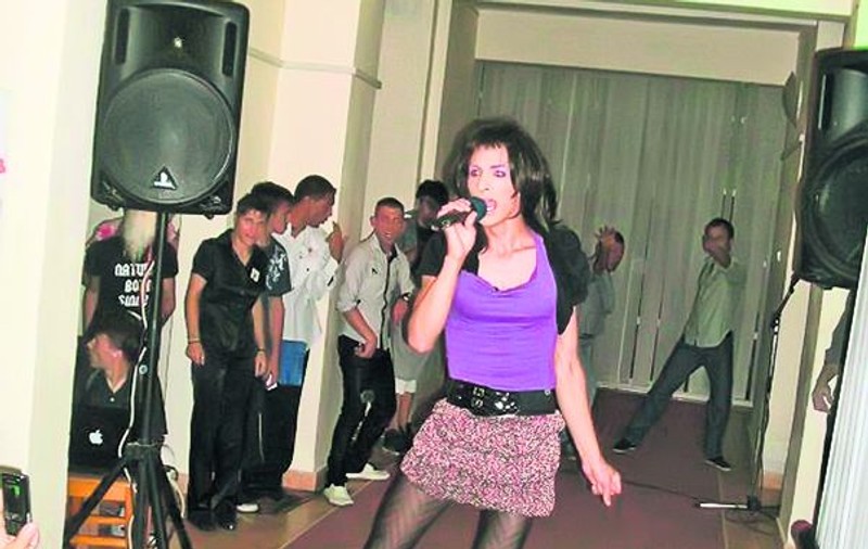 Un tânăr din Sibiu, care duce o viaţă obişnuită, se transformă în divă după lăsarea serii
