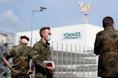 La abatorul firmei Tonnies din Rheda-Wiedenbrück s-au îmbolnăvit până acum 650 de români. FOTO: EPA-EFE/FRIEDEMANN VOGEL