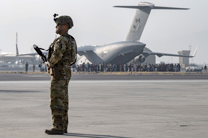 Militarii americani asigură securitatea în Aeroportul Internațional din Kabul