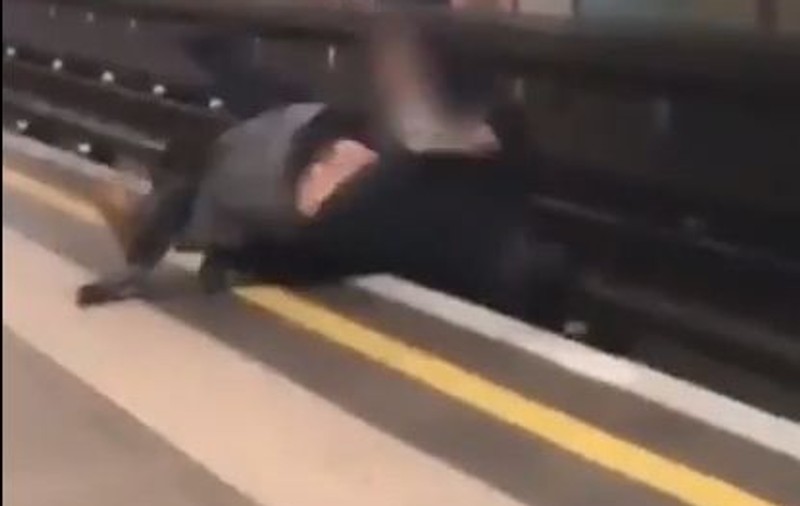 VIDEO | Doi bărbați în stare de ebrietate au căzut pe șinele de metrou