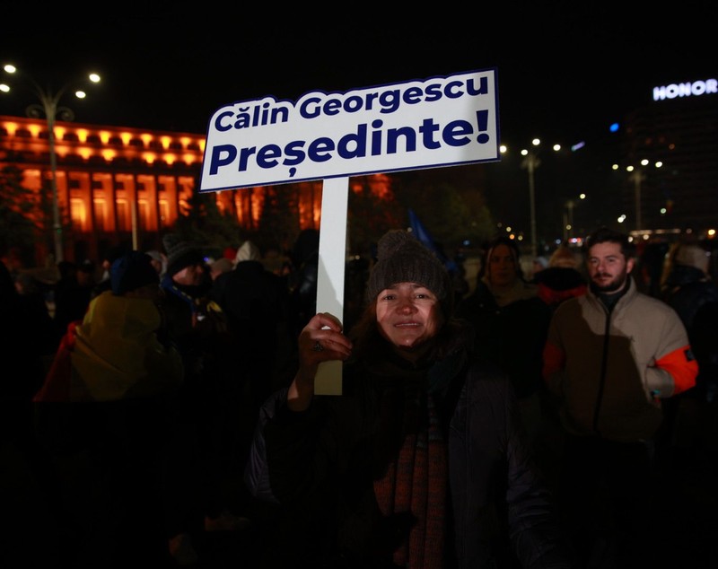LIVE TEXT: Zeci de mii de oameni la protestul organizat de AUR în București. Mai mulți protestatari aveau asupra lor cuţite, bricege și substanţe interzise