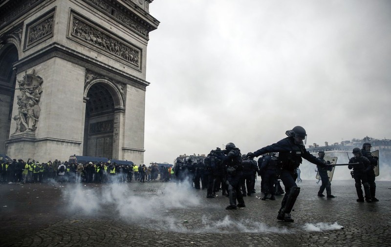 FOTO | Noi violențe la protestul vestelor galbene din Paris: tunuri cu apă, gaze lacrimogene și zeci de rețineri