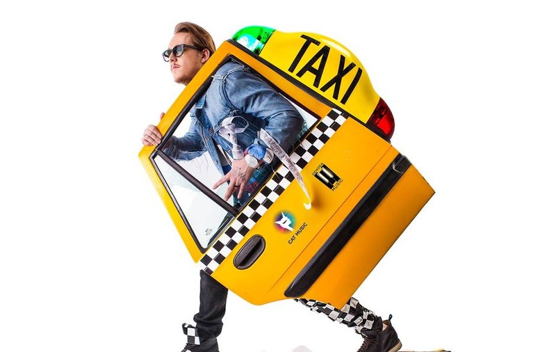 PREMIERĂ LIBERTATEA.RO | What's UP ia un "TAXI" spre fericire