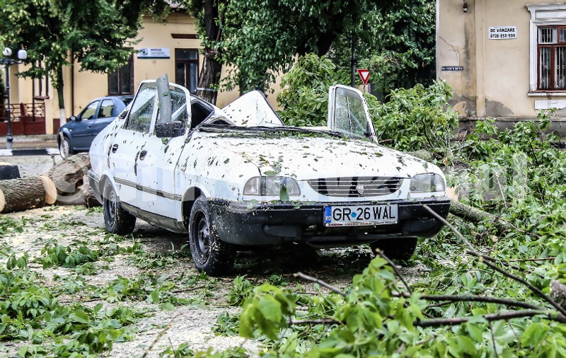 UPDATE: Inundațiile au făcut ravagii în zeci de localități din țară. Pe Transfăgărășan au fost căderi de pietre